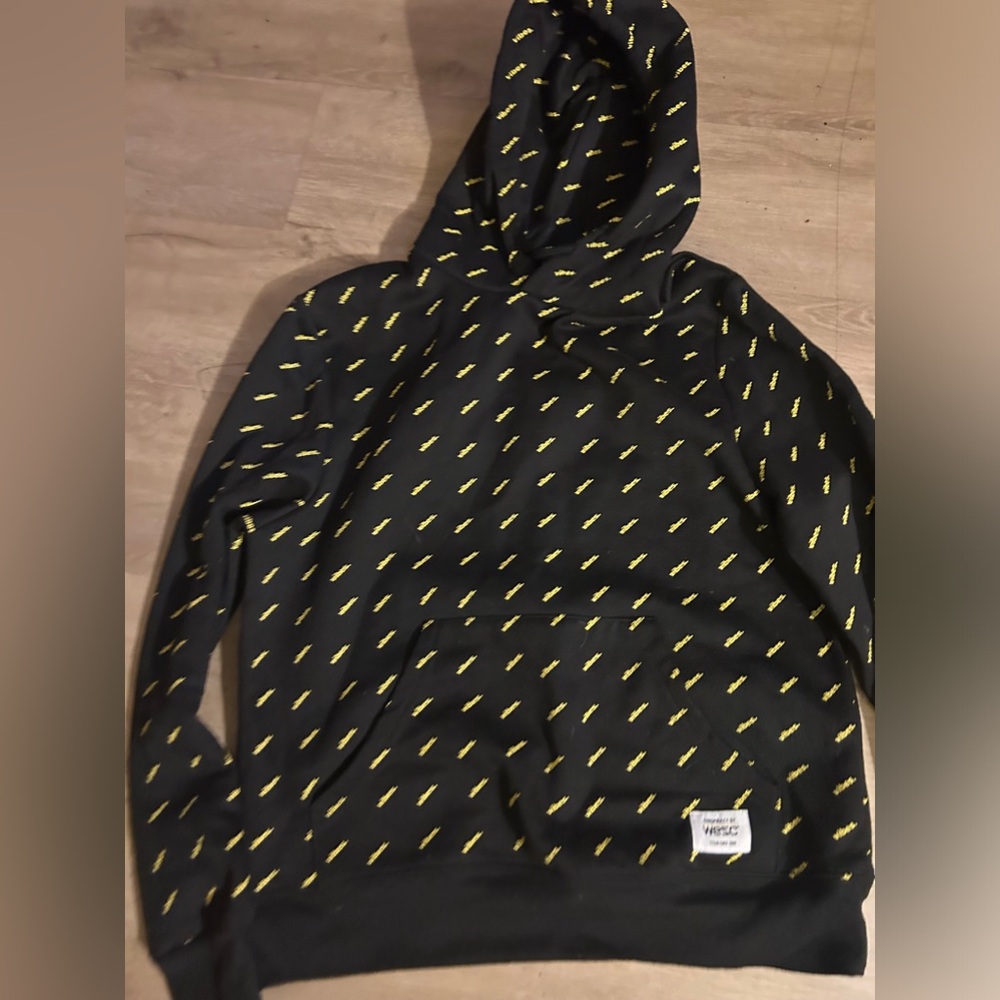 Unisex hoodie it say men medium size large women’s tag say it black yellow